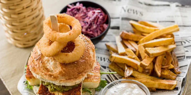 Poctivý burger, hranolčeky, cibuľové krúžky, coleslaw šalát a hodina hrania šípok