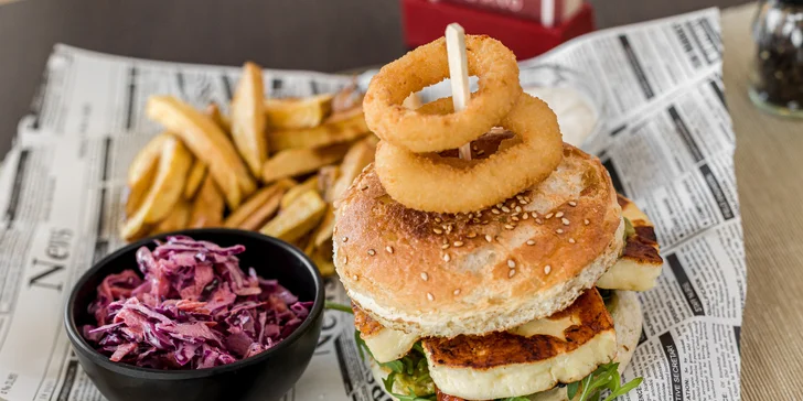 Poctivý burger, hranolčeky, cibuľové krúžky, coleslaw šalát a hodina hrania šípok