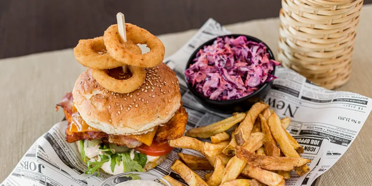 Poctivý burger, hranolčeky, cibuľové krúžky, coleslaw šalát a hodina hrania šípok