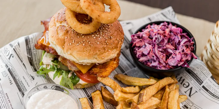Poctivý burger, hranolčeky, cibuľové krúžky, coleslaw šalát a hodina hrania šípok