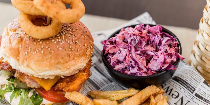 Poctivý burger, hranolčeky, cibuľové krúžky, coleslaw šalát a hodina hrania šípok