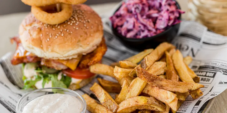 Poctivý burger, hranolčeky, cibuľové krúžky, coleslaw šalát a hodina hrania šípok