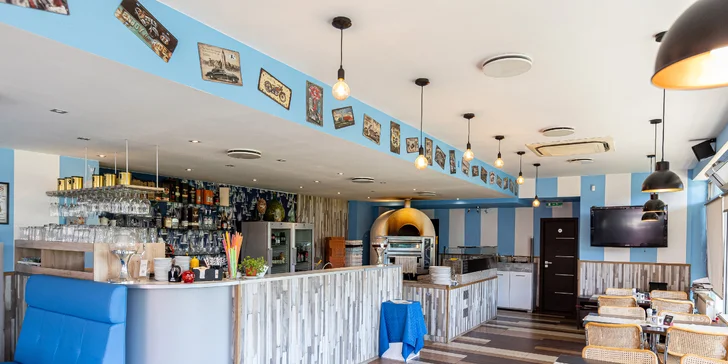 Poctivý burger, hranolčeky, cibuľové krúžky, coleslaw šalát a hodina hrania šípok
