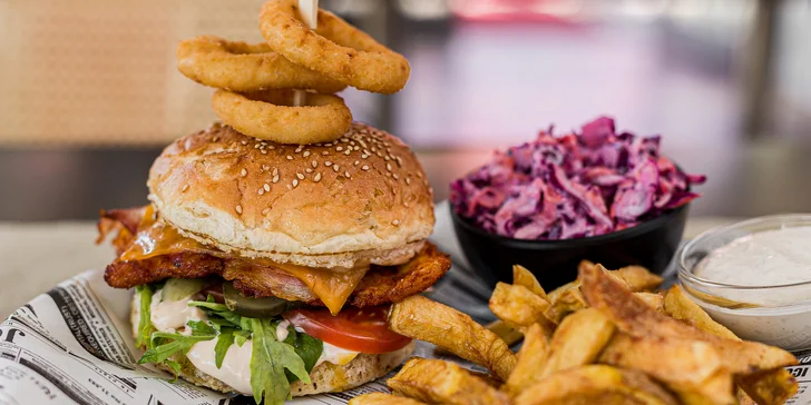 Poctivý burger, hranolčeky, cibuľové krúžky, coleslaw šalát a hodina hrania šípok