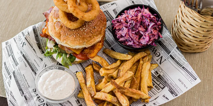 Poctivý burger, hranolčeky, cibuľové krúžky, coleslaw šalát a hodina hrania šípok