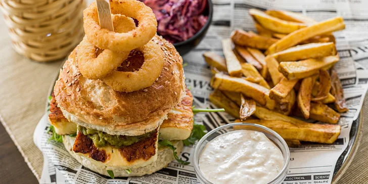 Poctivý burger, hranolčeky, cibuľové krúžky, coleslaw šalát a hodina hrania šípok