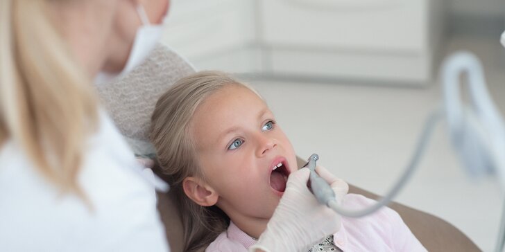 Dentálna hygiena s pieskovaním pre celú rodinu či zľava na bielenie zubov