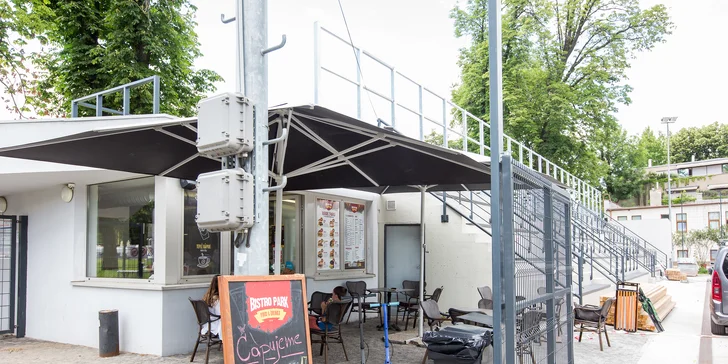 Hovädzí burger s hranolčekmi a omáčkou v košickom mestskom parku