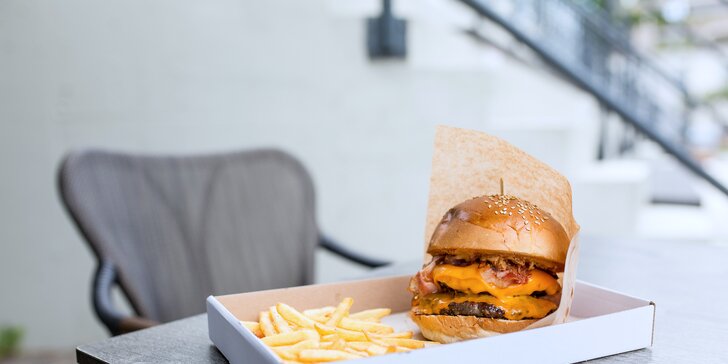 Hovädzí burger s hranolčekmi a omáčkou v košickom mestskom parku