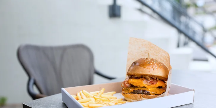 Hovädzí burger s hranolčekmi a omáčkou v košickom mestskom parku