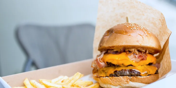 Hovädzí burger s hranolčekmi a omáčkou v košickom mestskom parku