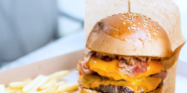 Hovädzí burger s hranolčekmi a omáčkou v košickom mestskom parku