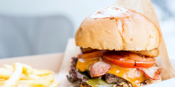 Hovädzí burger s hranolčekmi a omáčkou v košickom mestskom parku