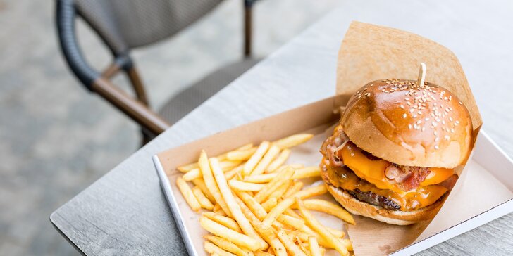 Hovädzí burger s hranolčekmi a omáčkou v košickom mestskom parku