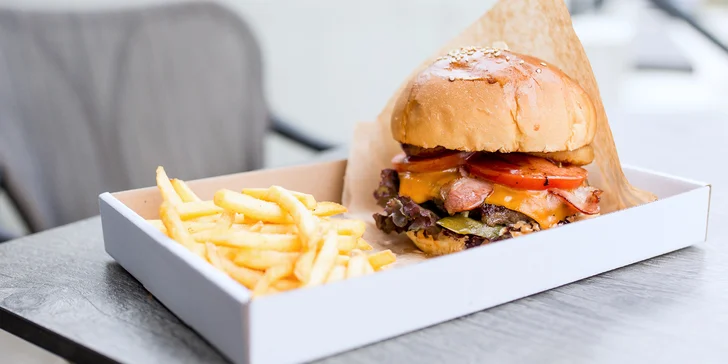 Hovädzí burger s hranolčekmi a omáčkou v košickom mestskom parku