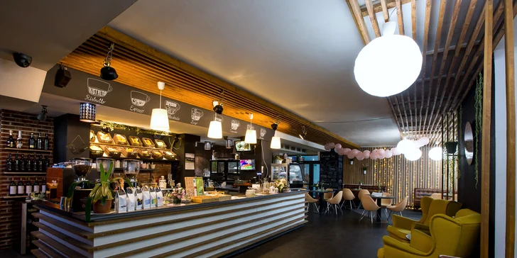 Burger alebo langoš s trhaným mäsom a k tomu pivo či limonáda