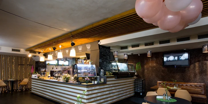 Burger alebo langoš s trhaným mäsom a k tomu pivo či limonáda