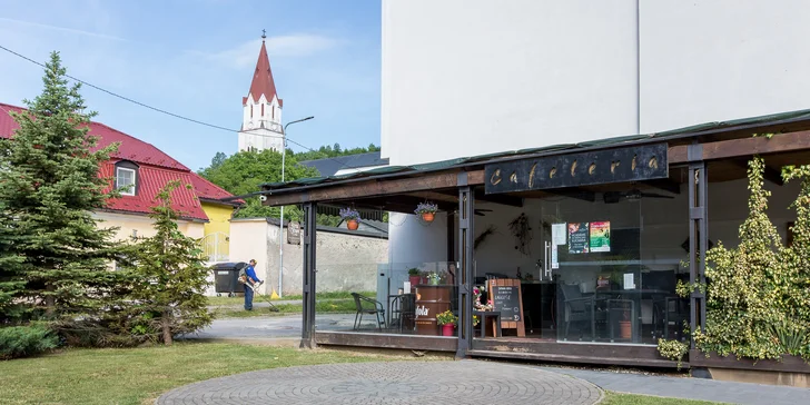 Burger alebo langoš s trhaným mäsom a k tomu pivo či limonáda