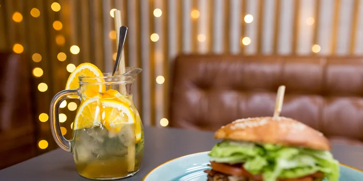 Burger alebo langoš s trhaným mäsom a k tomu pivo či limonáda