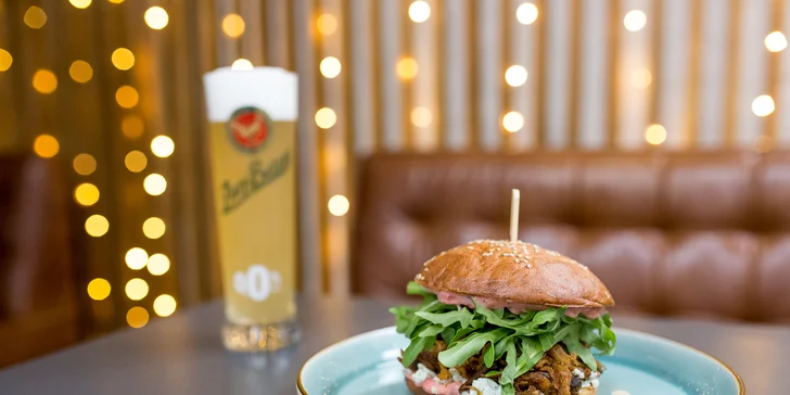 Burger alebo langoš s trhaným mäsom a k tomu pivo či limonáda