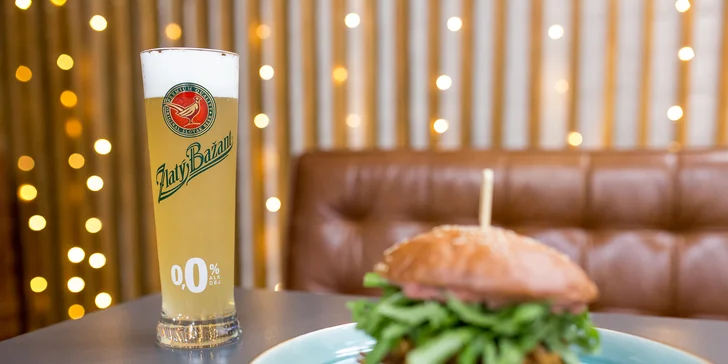 Burger alebo langoš s trhaným mäsom a k tomu pivo či limonáda