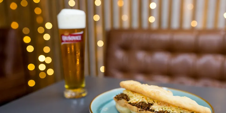 Burger alebo langoš s trhaným mäsom a k tomu pivo či limonáda
