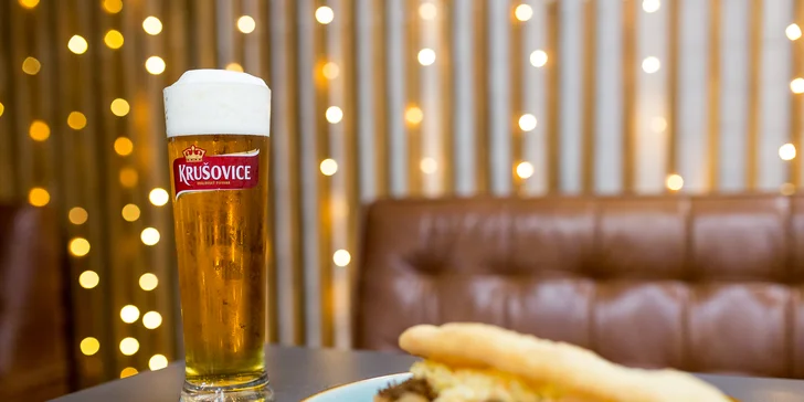 Burger alebo langoš s trhaným mäsom a k tomu pivo či limonáda