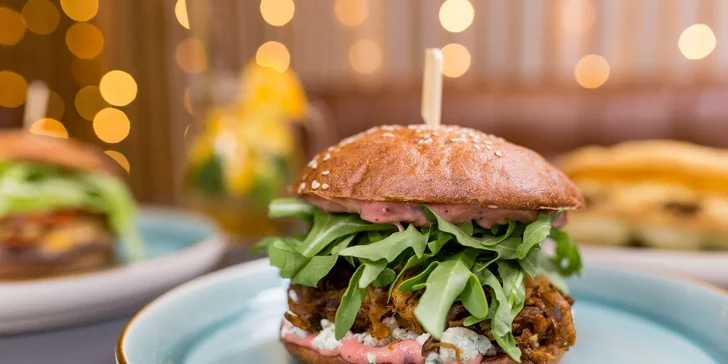 Burger alebo langoš s trhaným mäsom a k tomu pivo či limonáda