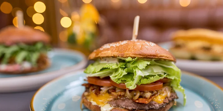 Burger alebo langoš s trhaným mäsom a k tomu pivo či limonáda