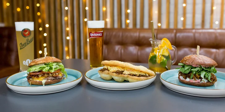 Burger alebo langoš s trhaným mäsom a k tomu pivo či limonáda