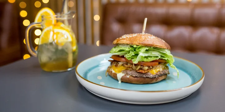 Burger alebo langoš s trhaným mäsom a k tomu pivo či limonáda