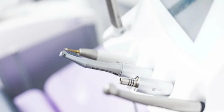 Zbehnite si po krásny úsmev: Dentálna hygiena s pieskovaním v Scarlett Clinic