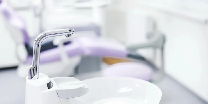 Zbehnite si po krásny úsmev: Dentálna hygiena s pieskovaním v Scarlett Clinic