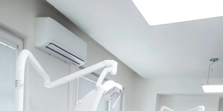 Zbehnite si po krásny úsmev: Dentálna hygiena s pieskovaním v Scarlett Clinic
