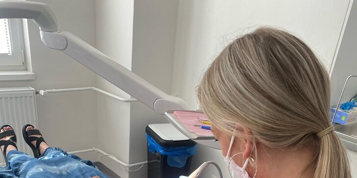 Zbehnite si po krásny úsmev: Dentálna hygiena s pieskovaním v Scarlett Clinic