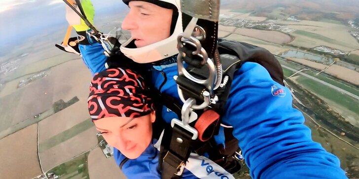 Adrenalín v oblakoch: Tandemový zoskok z výšky 3500 m alebo 4000 m ohromujúcou rýchlosťou až 200 km/hod.