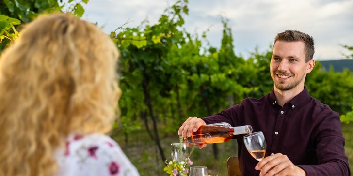 Výnimočná romantická večera v pezinských viniciach aj s fľašou vína pri západe slnka