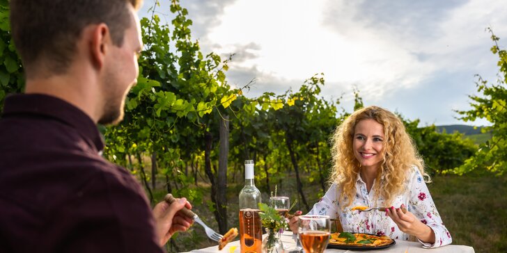 Výnimočná romantická večera v pezinských viniciach aj s fľašou vína pri západe slnka