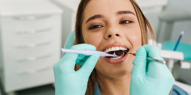 Zbehnite si po krásny úsmev: dentálna hygiena s pieskovaním v Scarlett Clinic