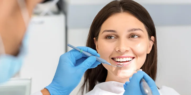 Zbehnite si po krásny úsmev: dentálna hygiena s pieskovaním v Scarlett Clinic