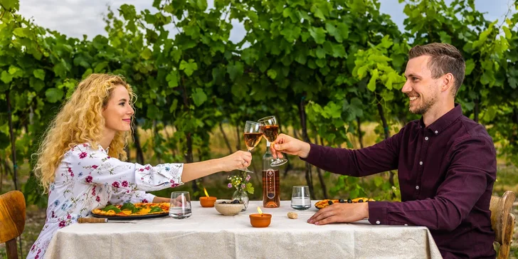 Výnimočná romantická večera v pezinských viniciach aj s fľašou vína pri západe slnka