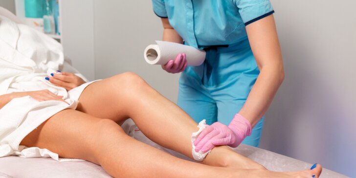 Hladké nohy po celé týždne: vosková depilácia predkolenia alebo celých nôh