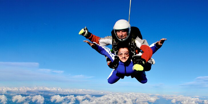 Adrenalín v oblakoch: Tandemový zoskok z výšky 3500 m alebo 4000 m ohromujúcou rýchlosťou až 200 km/hod.