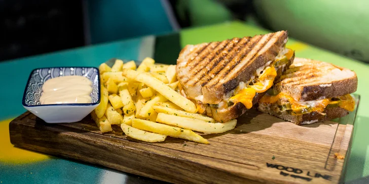 Hovädzí Burger, Sandwich či Hot Dog s hranolčekmi a omáčkou