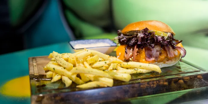Hovädzí Burger, Sandwich či Hot Dog s hranolčekmi a omáčkou