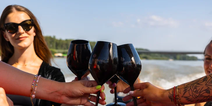 Privátna plavba loďkou: netradičná romantika vo dvojici, rodinný výlet, fotenie, teambuilding aj rozlúčka so slobodou