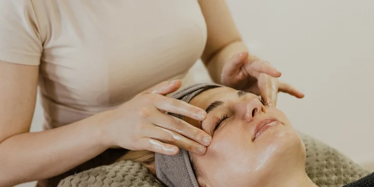 Anti-aging alebo hĺbkové ošetrenie pleti či formovanie a farbenie obočia a rias