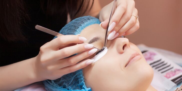 3D mihalnice alebo permanentný make up obočia púdrovou metódou