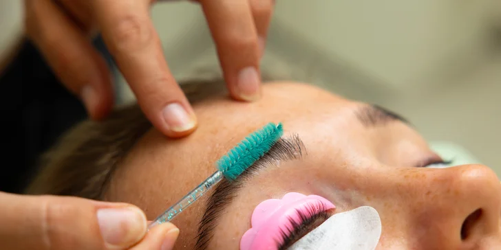 Zvodný pohľad bohyne: Laminácia obočia alebo Lash lift & botox mihalníc