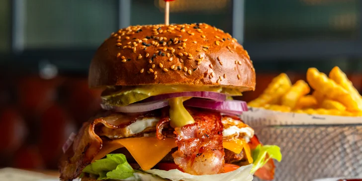 Poriadny hovädzí burger s hranolčekmi a omáčkou v Skupinovej terapii